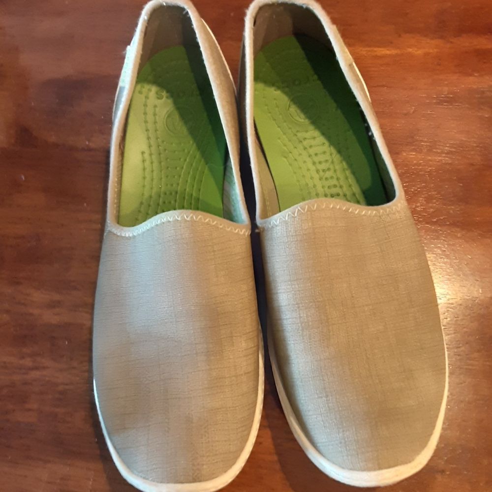 Crocs slip on walking shoes 10